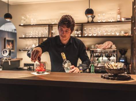 Barmann macht Cocktail an der Bar