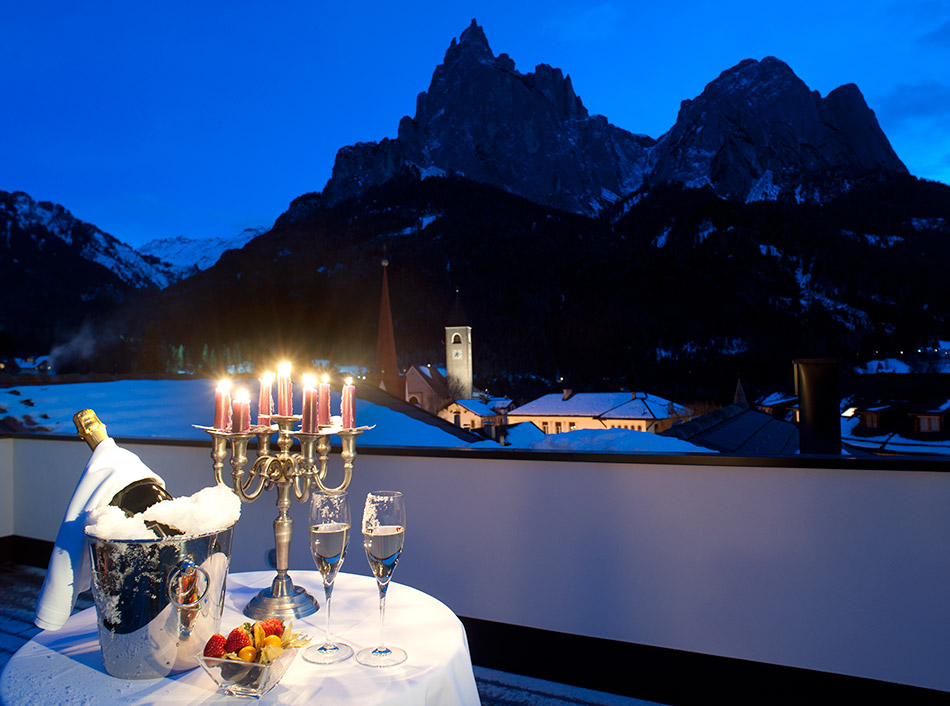 Aperitif on the terrace in winter at sunset with the Schlern in the background