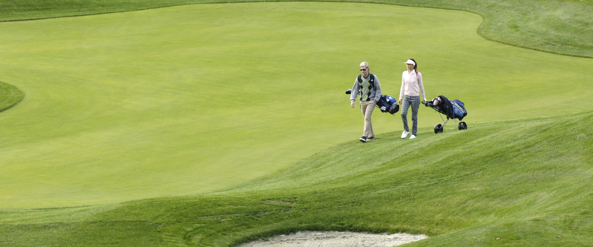 Paar während einer Golfpartie 