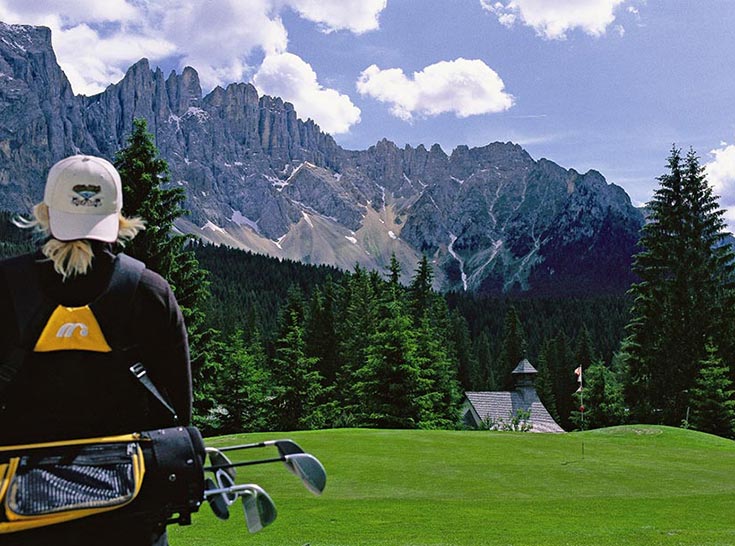 Ein Golfspieler am Golfplatz Karersee