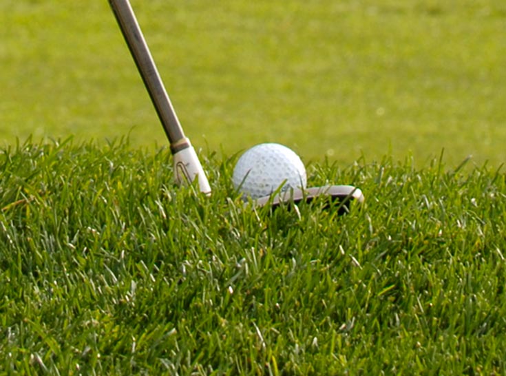Abschlag auf dem Golfplatz