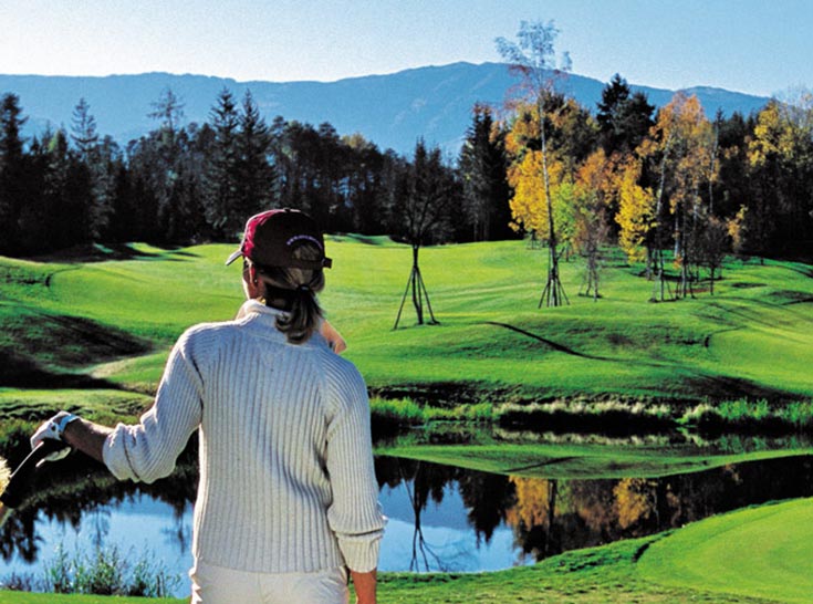 Eine Golfspielerin am Golfplatz Pustertal