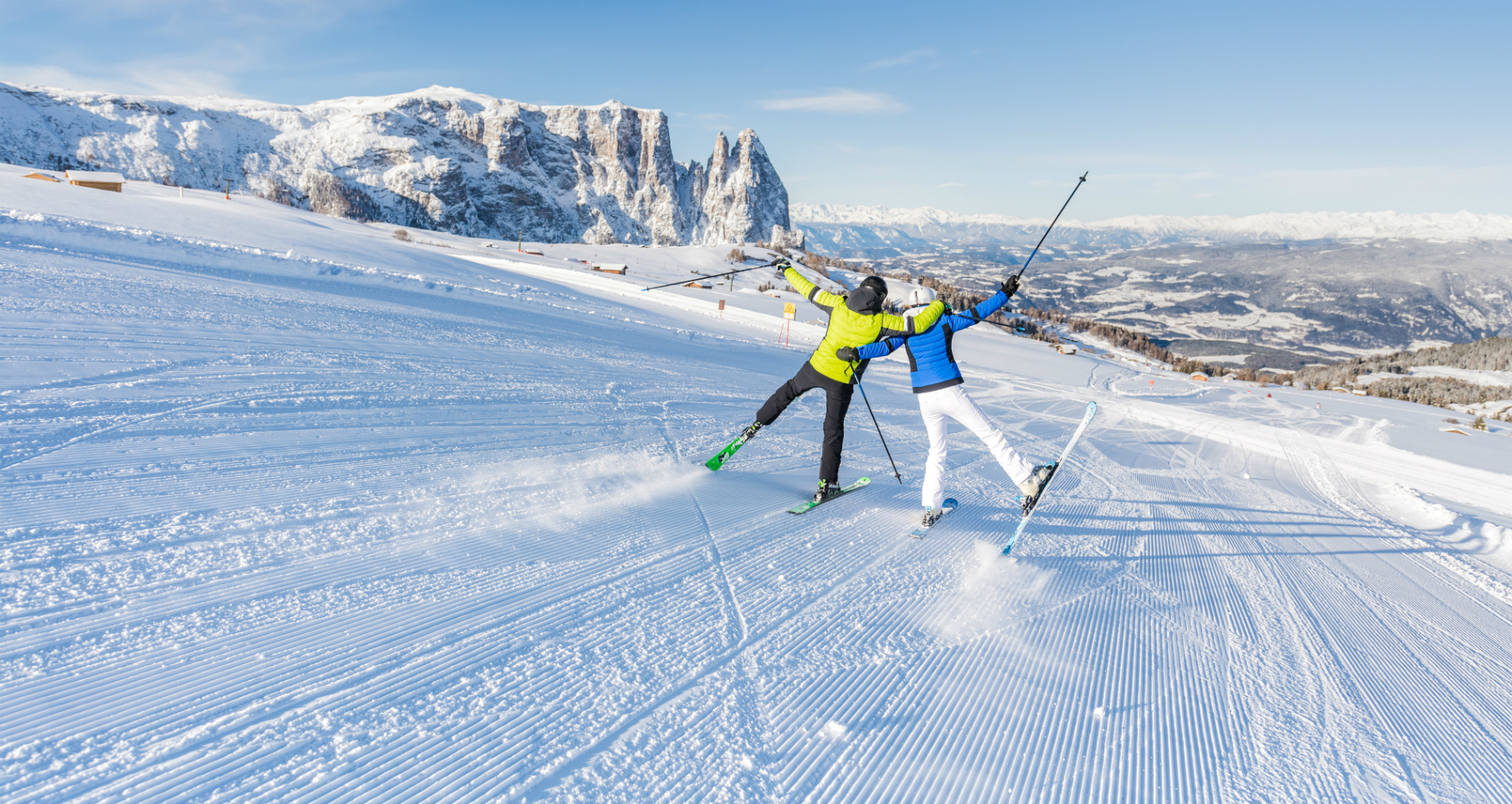 Freunde haben Spaß beim Skifahren